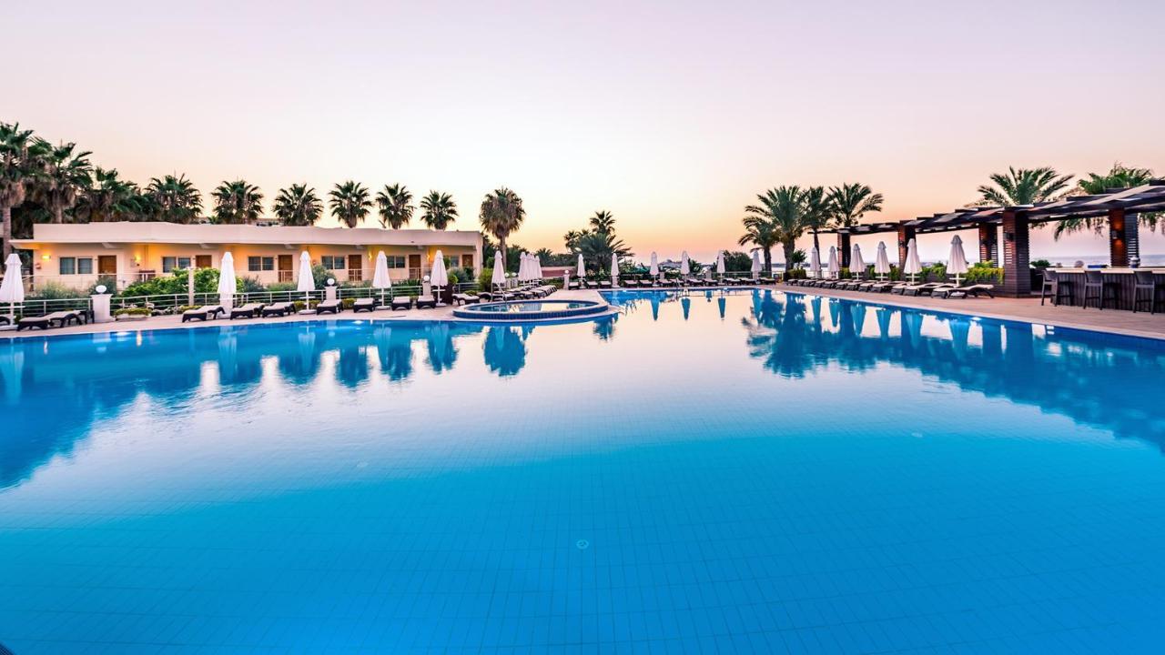 كيرينيا Vuni Palace Premium Hotel & Spa & Casino Beachfront Location ! المظهر الخارجي الصورة